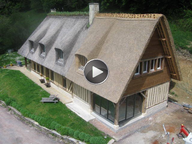 constrution extension bois colombages toit de chaume